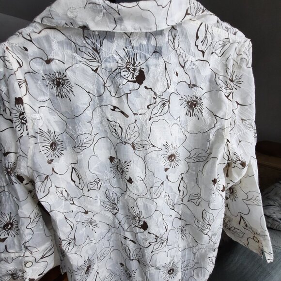 TanJay blouse, embroidered in white with floral print in brown on white - Picture 6 of 8
